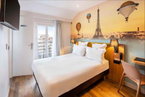 巴黎Hotel Apolonia Paris Mouffetard, Sure Hotel Collection by Best Western的酒店客房设有一张床和艾菲尔铁塔壁画