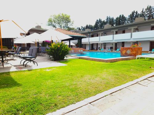 乔卢拉乔卢拉考古别墅酒店的一个带游泳池和绿草的度假庭院