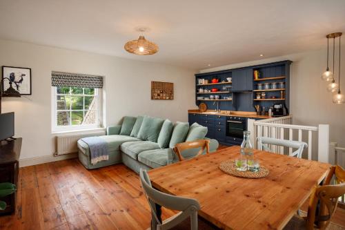 巴恩斯特珀尔Beachborough Country House的客厅配有桌子和沙发