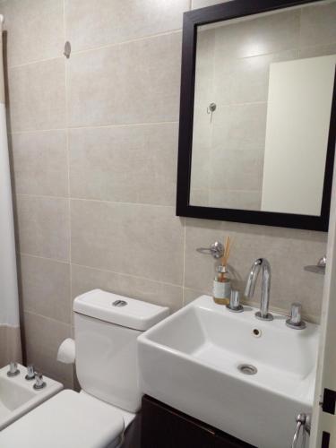 圣罗莎Departamento santa fe的浴室配有白色卫生间和盥洗盆。