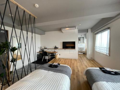 福山福山皇家酒店的一间卧室配有两张床和一张书桌。