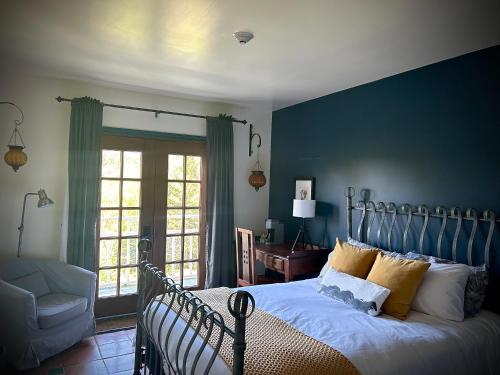 比克Le Mange Grenouille的一间卧室配有一张蓝色墙壁的床