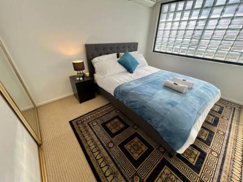 布里斯班South Brisbane 2-Bed with Views & Parking的一间卧室设有一张大床和大窗户