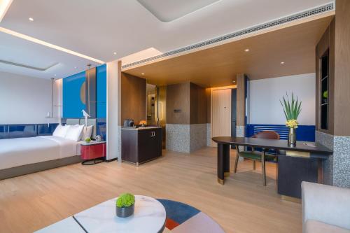 上海上海徐家汇A.T.HOUSE酒店的配有一张床和一张书桌的酒店客房