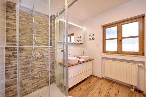 加尔米施-帕滕基兴AlpenZauber的带淋浴和盥洗盆的浴室