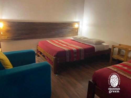 乌鲁班巴MAMA GREEN Veggie Hostal & Permaculture Farm的酒店客房,配有两张床和椅子
