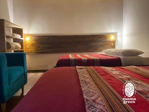乌鲁班巴MAMA GREEN Veggie Hostal & Permaculture Farm的酒店客房,配有两张床和椅子