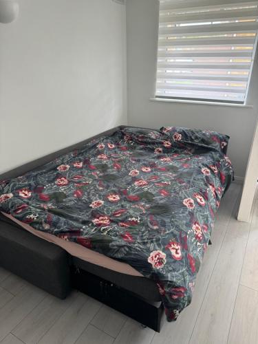 伦敦Carmen’s Flat的卧室内的一张带花卉棉被的床