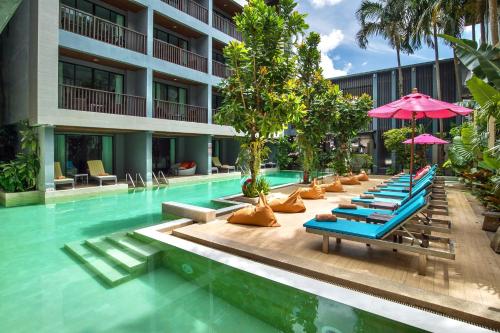 奥南海滩Aree Tara Ao Nang Krabi的酒店游泳池设有躺椅和遮阳伞