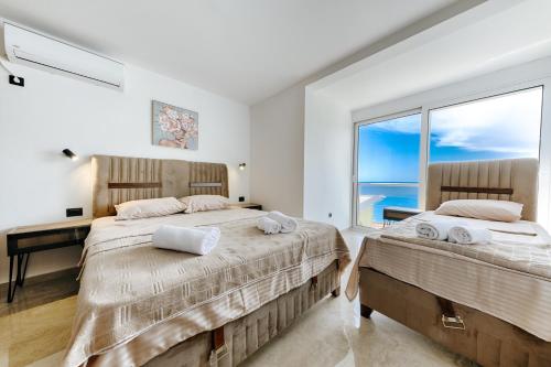 多布拉沃达Resort Stikovic的海景卧室内的两张床