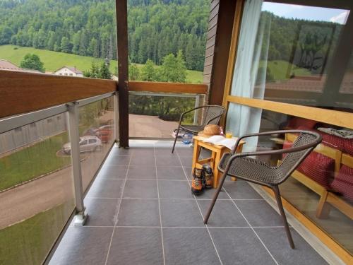 米茹Les Berlicants的美景阳台,配有两把椅子和一张桌子