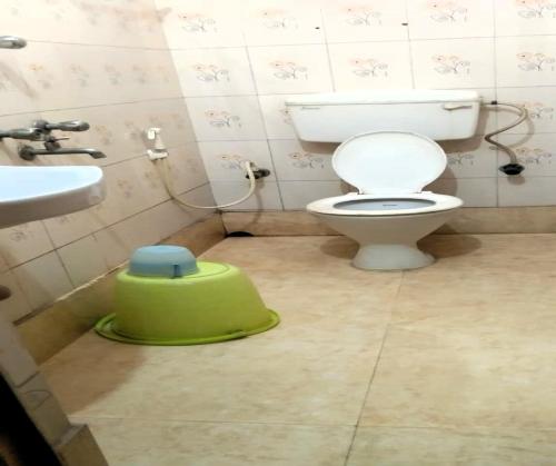 HaldiaSTAYMAKER Hotel Suraj - Only Indian Citizens Allowed的一间带卫生间和水槽的浴室