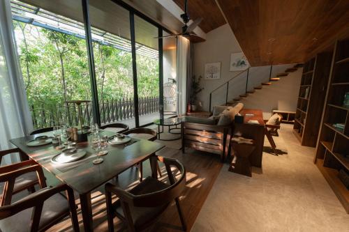 爱妮岛Piece Lio Resort from Japan的一间带桌椅的房间和一间客厅