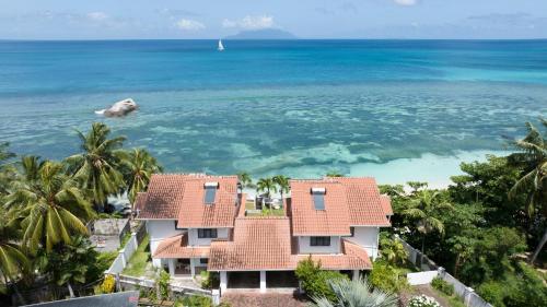 博瓦隆Ocean View Villa - Beauvallon villas的房屋和海洋的空中景致