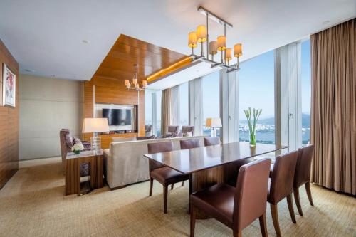 南京南京绿地洲际酒店的用餐室以及带桌椅的起居室。
