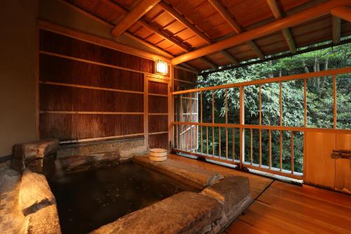 丰冈市西村屋招月庭的房屋内有水池的房间