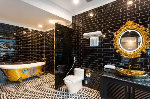 海阳BO Hotel的带浴缸、卫生间和盥洗盆的浴室