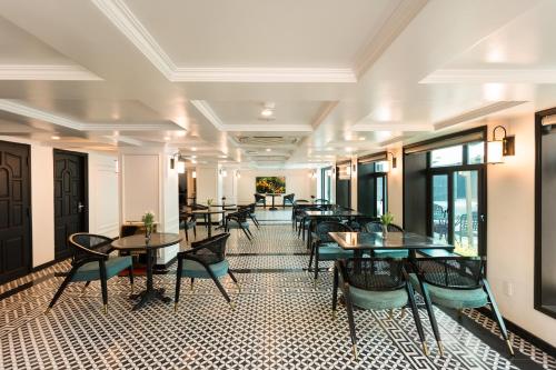 海阳BO Hotel的餐厅设有桌椅和窗户。