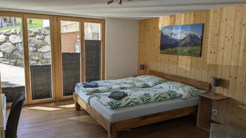 阿德尔博登BnB Fellacher的山景卧室 - 带1张床