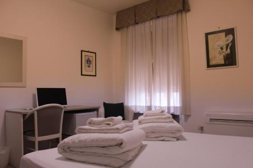 帕尔马诺瓦Hotel Roma的一间设有两张床的房间,上面有白色的毛巾