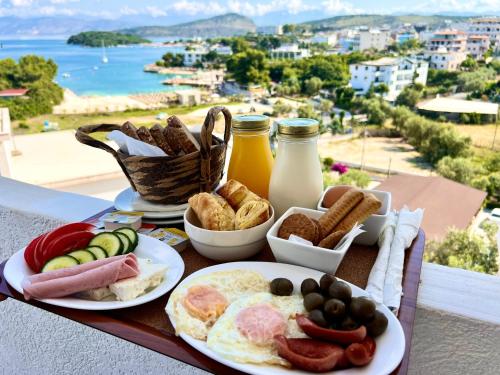 卡萨米尔ILLYRIAN hotel的桌上的早餐盘,包括早餐食品