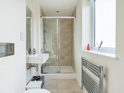 阿德尔斯通Pass the Keys Bright modern flat wparking的带淋浴、卫生间和盥洗盆的浴室