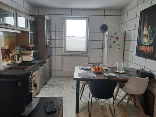 LauchhammerAntike Wohnmöglichkeit kurz und Langfristig 100qm 1 Stock的厨房配有桌椅