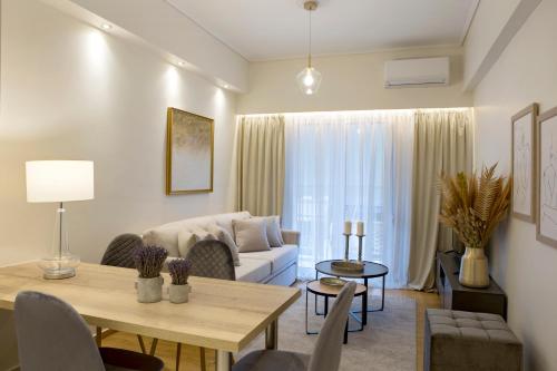 雅典La Residence Athens的客厅配有沙发和桌子