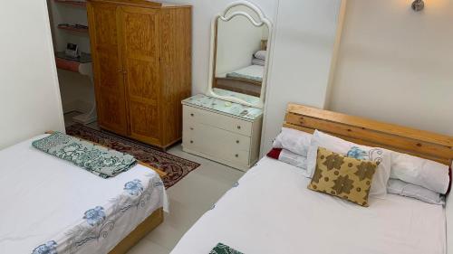 赫尔格达Apartment in Center of Hurghada的一间小卧室,配有两张床和镜子