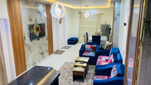 赫尔格达Apartment in Center of Hurghada的客厅配有蓝色椅子和沙发