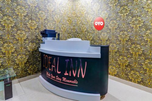 勒克瑙Hotel O Ideal Inn的墙上有标牌的垃圾桶