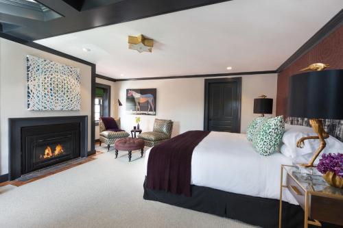 塞伦商人宾馆的一间卧室配有一张特大号床和一个壁炉