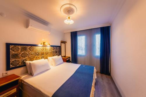 达特恰Özgüm Suite Otel的一间卧室设有一张床和一个窗口