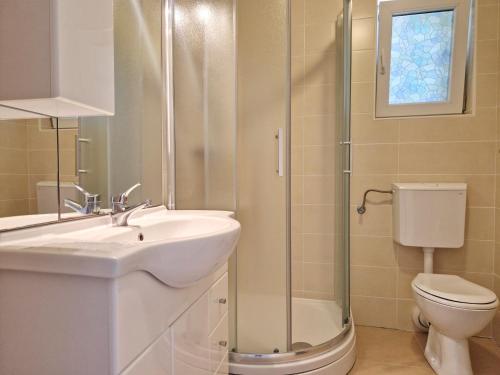 巴斯卡Apartment Pavlakovic的带淋浴、盥洗盆和卫生间的浴室