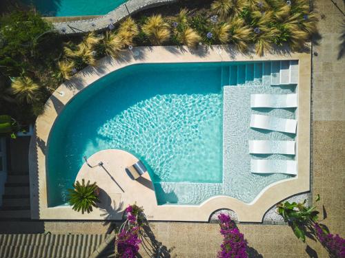 卡拉圣维森特La Moraleja The Quiet Hotel - Adults Only的享有棕榈树游泳池的顶部景致