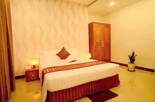 Ha TinhViệt Thái Hotel Hà Tĩnh的卧室配有一张白色大床