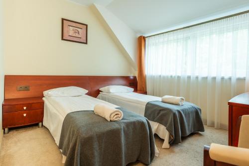 德鲁斯基宁凯Hotel Medūna的酒店客房设有两张床和窗户。