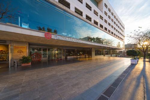 巴塞罗那NH巴塞罗那康斯坦萨酒店的前面有走道的大建筑