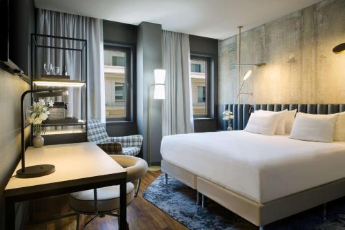 布宜诺斯艾利斯布宜诺斯艾利斯约斯顿NH系列酒店的酒店客房设有一张大床和一张书桌。