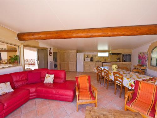 屈屈龙Holiday Home Cucuron by Interhome的客厅配有红色的沙发和桌子