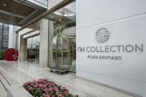 圣地亚哥圣地亚哥广场NH乔利酒店的一座带mti collection plaza santos入口的建筑