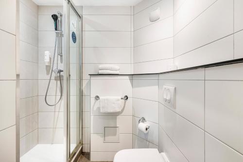 里昂普瑞米尔里昂中央车站经典酒店的带淋浴和卫生间的白色浴室
