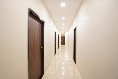 斋浦尔The Connaught House Jaipur的走廊,走廊上设有门和长长的走廊