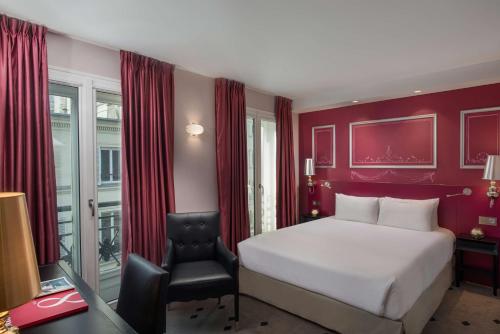 巴黎NH Paris Champs-Elysées的卧室配有白色的床和椅子