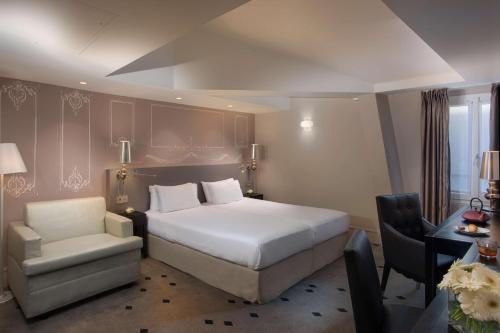 巴黎NH Paris Champs-Elysées的配有一张床和一把椅子的酒店客房
