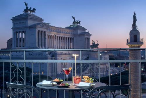 罗马NH Collection Roma Fori Imperiali的阳台上摆放着食物的桌子