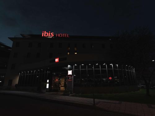 巴利亚多利德巴利亚多利德宜必思酒店的一座建筑物,上面有夜间标志