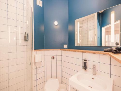 滨海维莱多维尔维莱海滨宜必思尚品酒店 的一间带卫生间、水槽和镜子的浴室