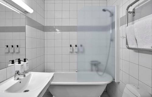 耶夫勒斯堪迪克加弗勒瓦斯特酒店的白色的浴室设有水槽和淋浴。