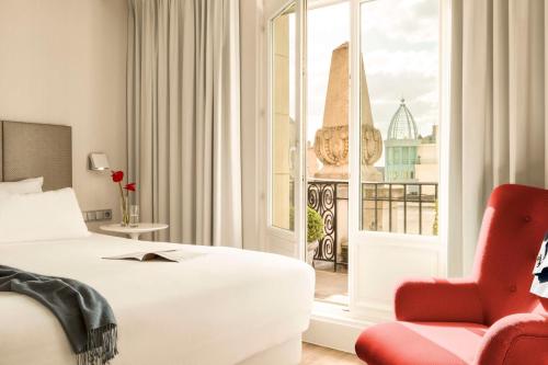 布鲁塞尔布鲁塞尔中心酒店的酒店的客房 - 带一张床、椅子和窗户